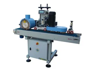 Automatische Etikettiermaschine mit blauem Etikettenkopf